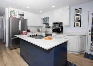 Jääkaappi, mikroaaltouuni, uuni, liesi