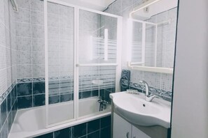 Haartrockner, Handtücher, Seife, Toilettenpapier