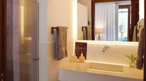 Habitación clásica doble | Baño | Ducha, secador de pelo, toallas y papel higiénico