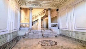 A grand hallway with ornate columns, a marble staircase, and a patterned carpet. - Le Tassigny Duplex Superbe Vue sur les Quai Centre (Sète)