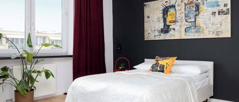 Tabla de planchar con plancha, cuna de viaje, wifi y ropa de cama