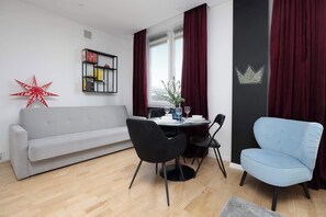 TV, offices - Functional Studio in the Heart of Warsaw | 250 m from the Metro (Warszawa)