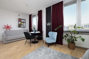 TV, offices - Functional Studio in the Heart of Warsaw | 250 m from the Metro (Warszawa)