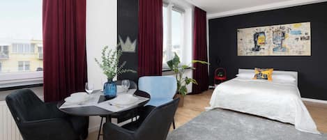 Een strijkplank/strijkijzer, reisbedje, wifi, beddengoed