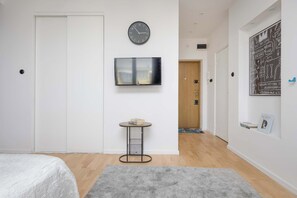 Iron/ironing board, travel cot, WiFi, bed sheets - Functional Studio in the Heart of Warsaw | 250 m from the Metro (Warszawa)