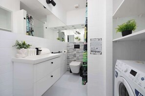 Shower, hair dryer, towels, shampoo