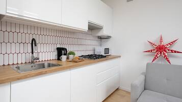 Fridge, microwave, stovetop, cookware/dishes/utensils