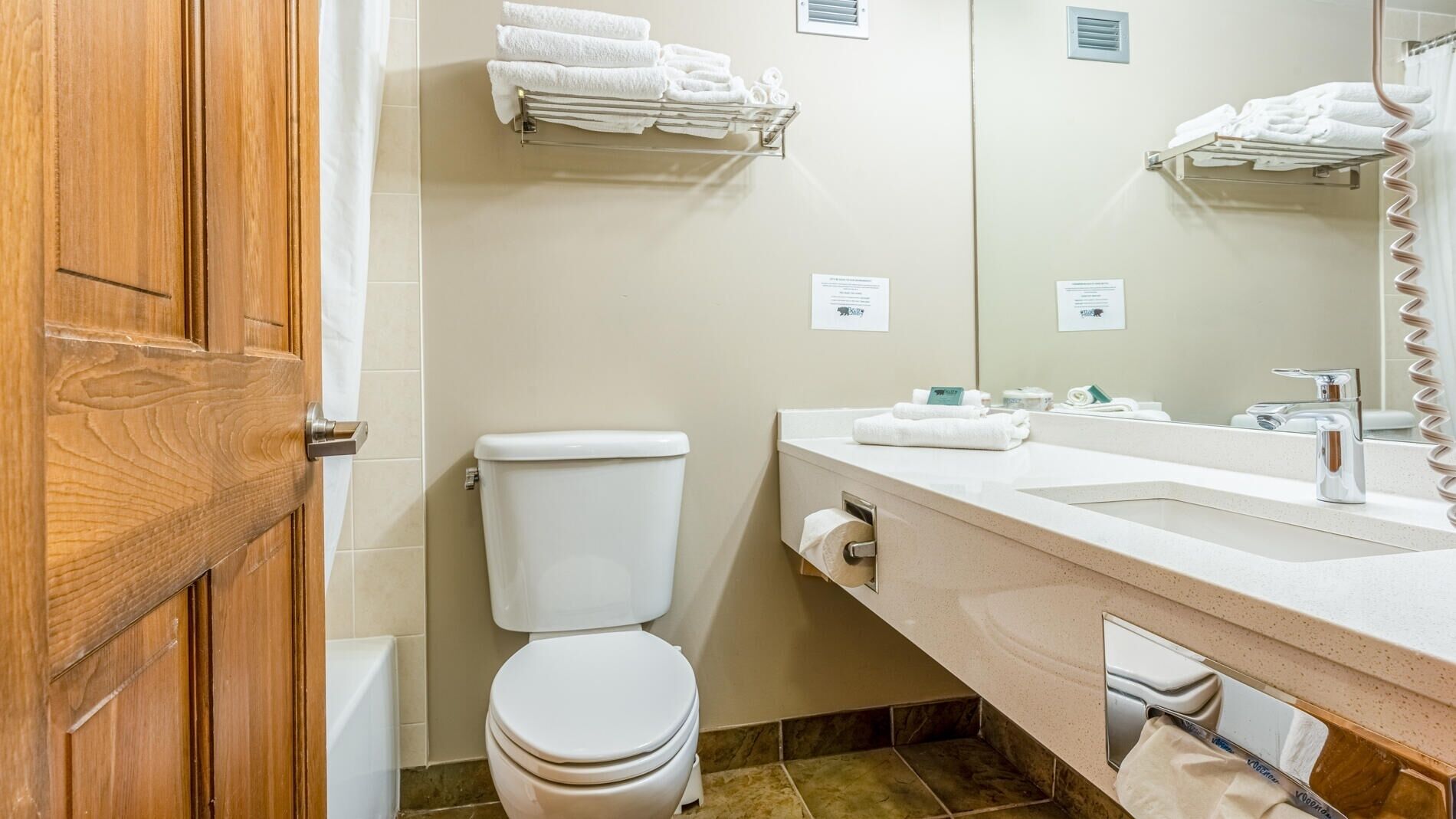 Ein Badezimmer mit Toilette, Waschbecken und Handtuchhalter.