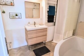 Hair dryer, towels, soap, toilet paper - Le Barbusse Coeur de Ville Superbe Déco Climatisé (Sète)