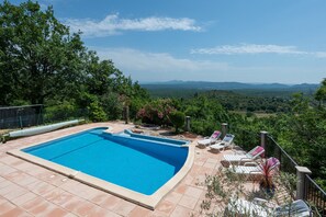 A swimming pool with a view of a mountainous landscape. - Villa Sillol – panoramic hillside villa with fenced private pool near Courry (Courry)