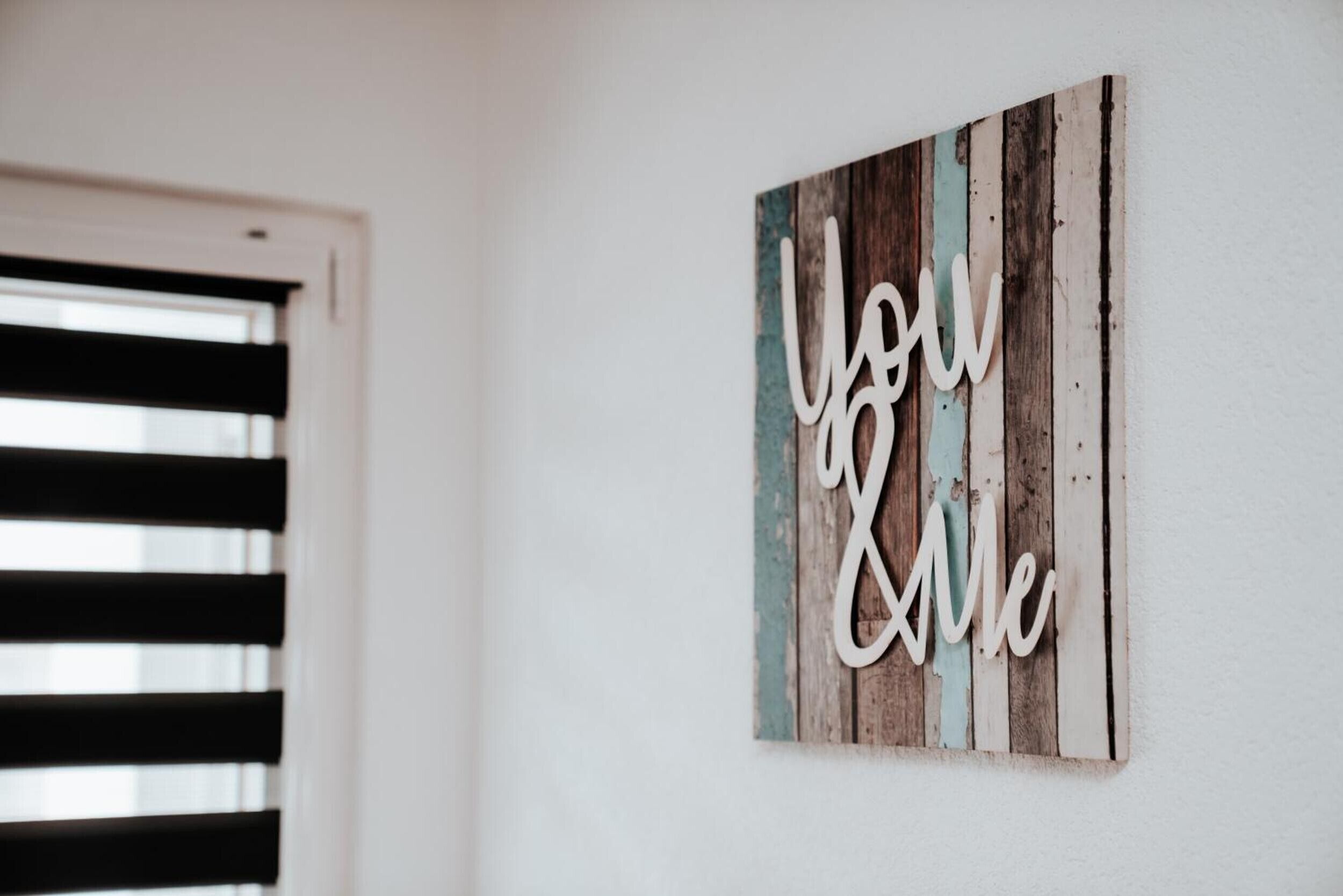 Eine Wand mit einem 'You & Me'-Schild.