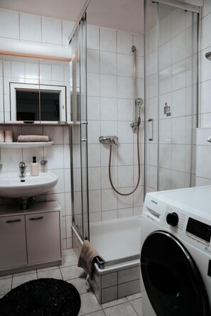 Dusche, Haartrockner, Handtücher