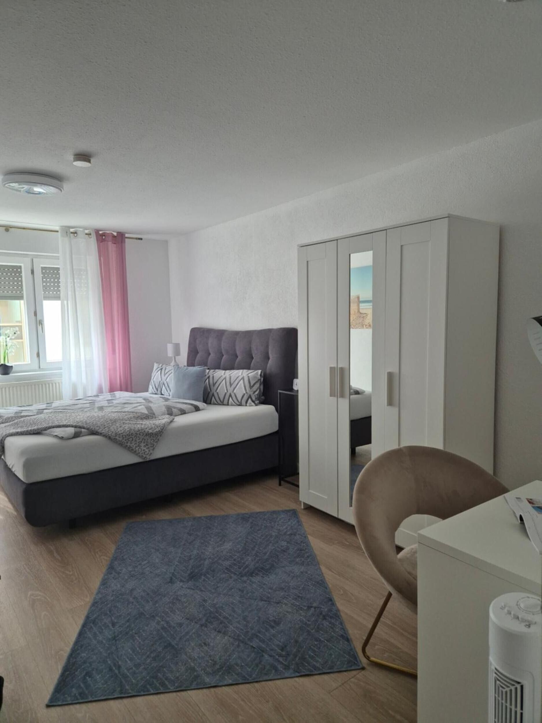 Tabla de planchar con plancha, wifi y ropa de cama 