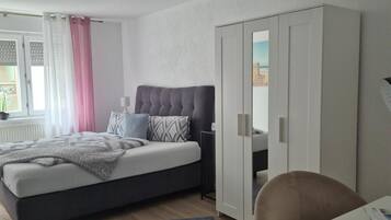 Tabla de planchar con plancha, wifi y ropa de cama