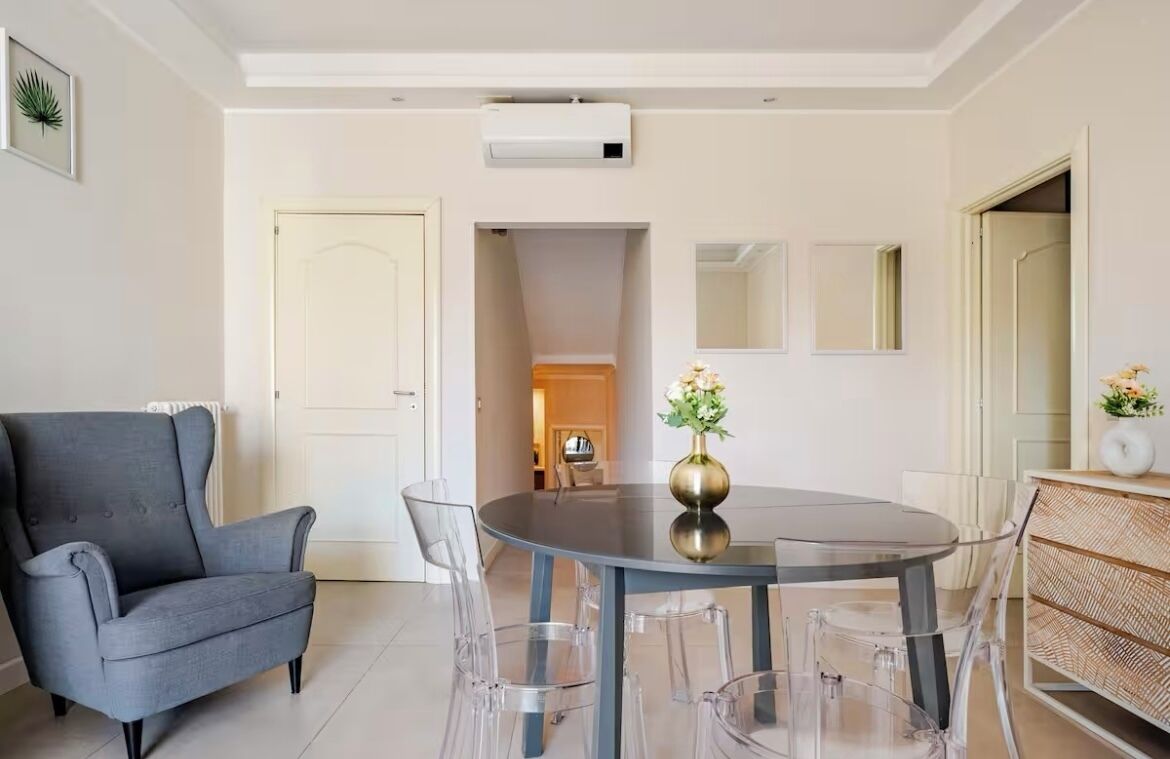 Deluxe Apartment, Courtyard View | Living area