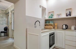 Deluxe apartman, kilátással az udvarra | Privát konyha | Etetőszék