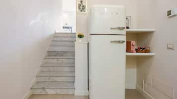 Deluxe Apartment, Courtyard View | Private kitchen | Highchair