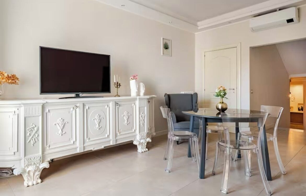 Deluxe Apartment, Courtyard View | Living area