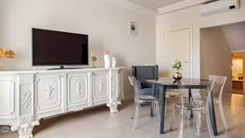 Deluxe Apartment, Courtyard View | Living area