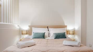 Apartemen Deluks, pemandangan halaman | Tirai kedap cahaya, setrika/meja setrika, dan Wi-Fi gratis