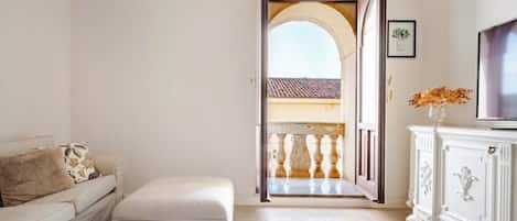 Deluxe-Apartment, Blick auf den Innenhof | Wohnbereich