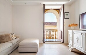 Deluxe Apartment, Courtyard View | Living area | 60-inch Smart TV with digital channels, Netflix, streaming services - Spazio Apartments San Giuliano (Catania)