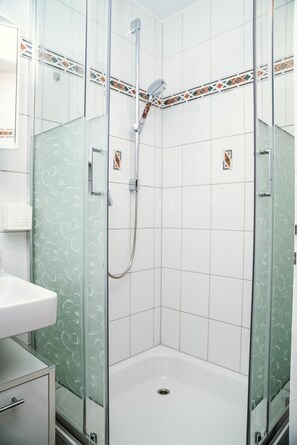 Een douche, een haardroger, handdoeken