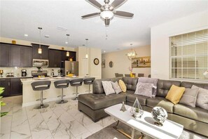 Living area - 1559sbd-the Retreat At Championsgate 4 Bedroom Townhouse (Davenport)