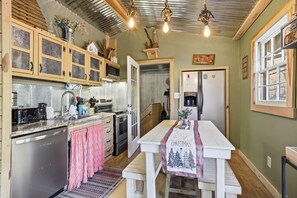 House, 3 Bedrooms | Private kitchen | Fridge, oven, coffee/tea maker, toaster - Creekbend 3 Bedroom Home (Sevierville)