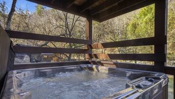 House, 3 Bedrooms | Outdoor spa tub