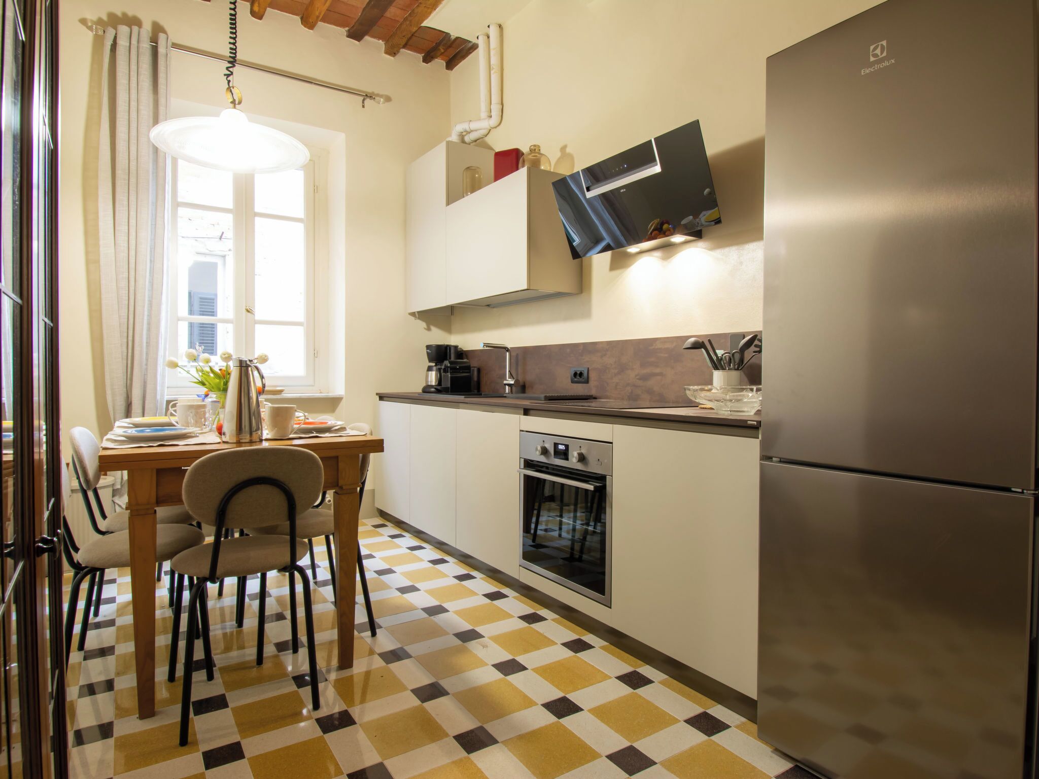 Fridge, oven, dishwasher, cookware/dishes/utensils