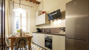 Kühlschrank, Ofen, Geschirrspüler, Kochgeschirr/Geschirr/Besteck