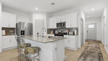 House, 3 Bedrooms | Private kitchen | Fridge, oven, coffee/tea maker, toaster