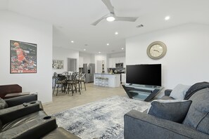 House, 3 Bedrooms | Living area | Smart TV, streaming services - Sunset Creek Sanctuary - Spacious Family Home 3 Bedroom Home (Richmond)