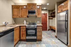 Appartement, 1 slaapkamer | Privékeuken | Een koelkast, een koffiezetapparaat/waterkoker, een broodrooster