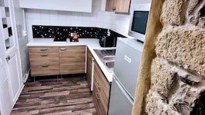 A modern kitchen with white cabinets, a black backsplash, and a wooden floor. - LE PARC Authentique Coeur de Ville Prox Park CLIM (Sète)