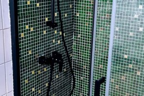 Shower, hair dryer, towels, soap - LE PARC Authentique Coeur de Ville Prox Park CLIM (Sète)