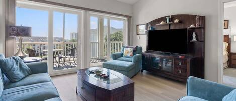 Condo, 3 Bedrooms | Living area