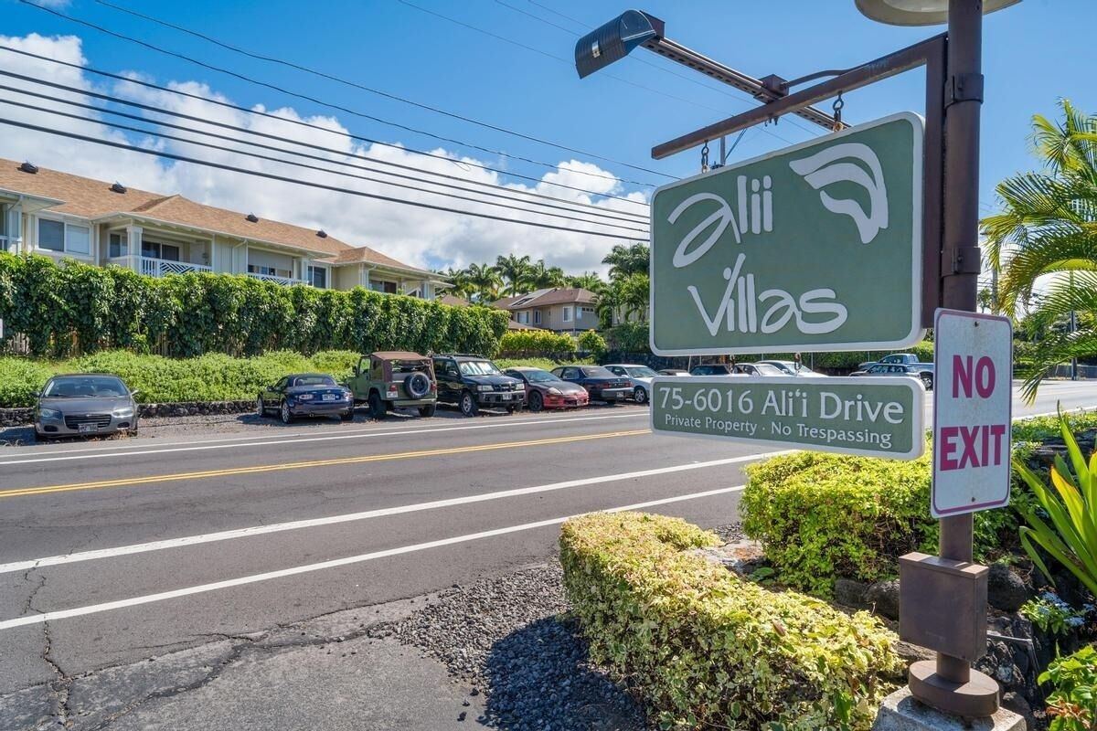Un panneau de signalisation indiquant « Alii Villas » avec un panneau « Sens interdit ».