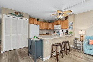 Refrigerador, horno, cafetera/tetera, tostadora