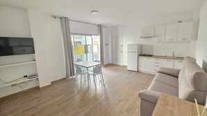 Un apartamento moderno con sala de estar, comedor y cocina.