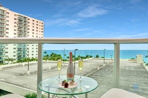 Terrace/patio - Balcony-Beachfront Condo+ Gym (Hollywood)