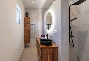 Doccia, asciugacapelli, asciugamani, sapone