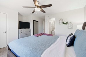 3 bedrooms, iron/ironing board, travel cot, WiFi - Ozark Viewpoint Retreat for 8 (Branson)