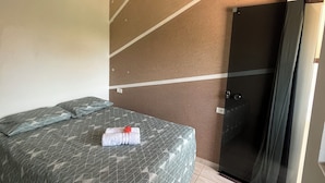 A bedroom with a bed, a shower, and a wall-mounted light fixture. - flatportodegalinhas  (Ipojuca)