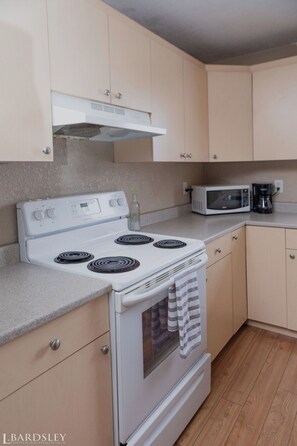 Private kitchen - U04 - Quiet, peaceful & cozy stay (Moncton)
