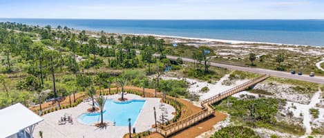 2 albercas al aire libre y camastros