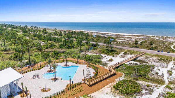 2 outdoor pools, sun loungers