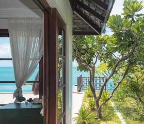 A room with a view of the ocean, a balcony with a railing, and a tropical garden. - The Viva Luxury Seaside 5-Bedroom Villa (Amphoe Ko Samui)