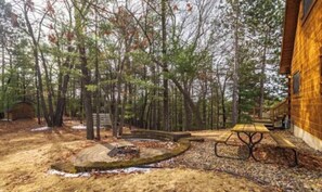 Outdoor dining - 
Beautiful cabin located near Three Bears Park / Jellystone (Warrens)